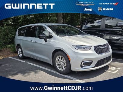 Used 2026 Chrysler Pacifica Select