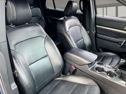 Used 2018 Ford Explorer XLT w/ Equipment Group 202A FWD image 8