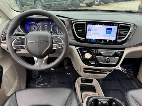Used 2024 Chrysler Pacifica Touring-L image 4
