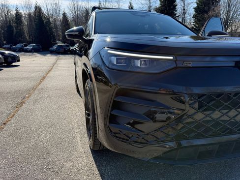 Certified 2025 Volkswagen Tiguan SE R-Line image 27