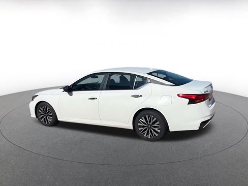 Used 2025 Nissan Altima 2.5 SV FWD image 10