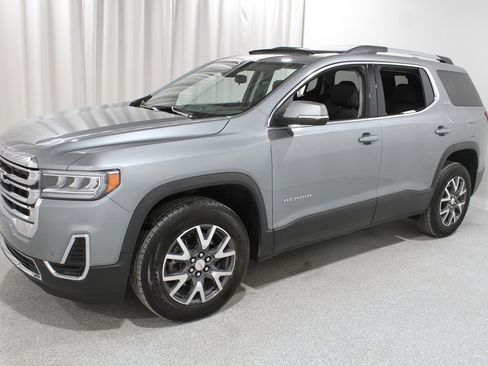 Used 2023 GMC Acadia SLE w/ Driver Convenience Package image 3