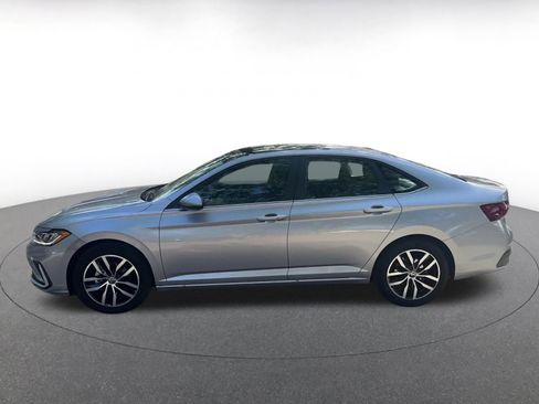 Used 2025 Volkswagen Jetta SE image 9