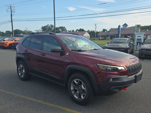 Used 2019 Jeep Cherokee Trailhawk w/ Comfort/Convenience Group AWD/4WD image 3