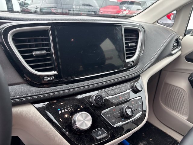 Used 2024 Chrysler Pacifica Touring-L AWD/4WD image 7