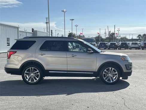 Used 2017 Ford Explorer XLT w/ Equipment Group 202A image 6