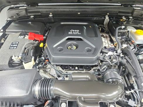 Used 2018 Jeep Wrangler Unlimited Sahara image 17