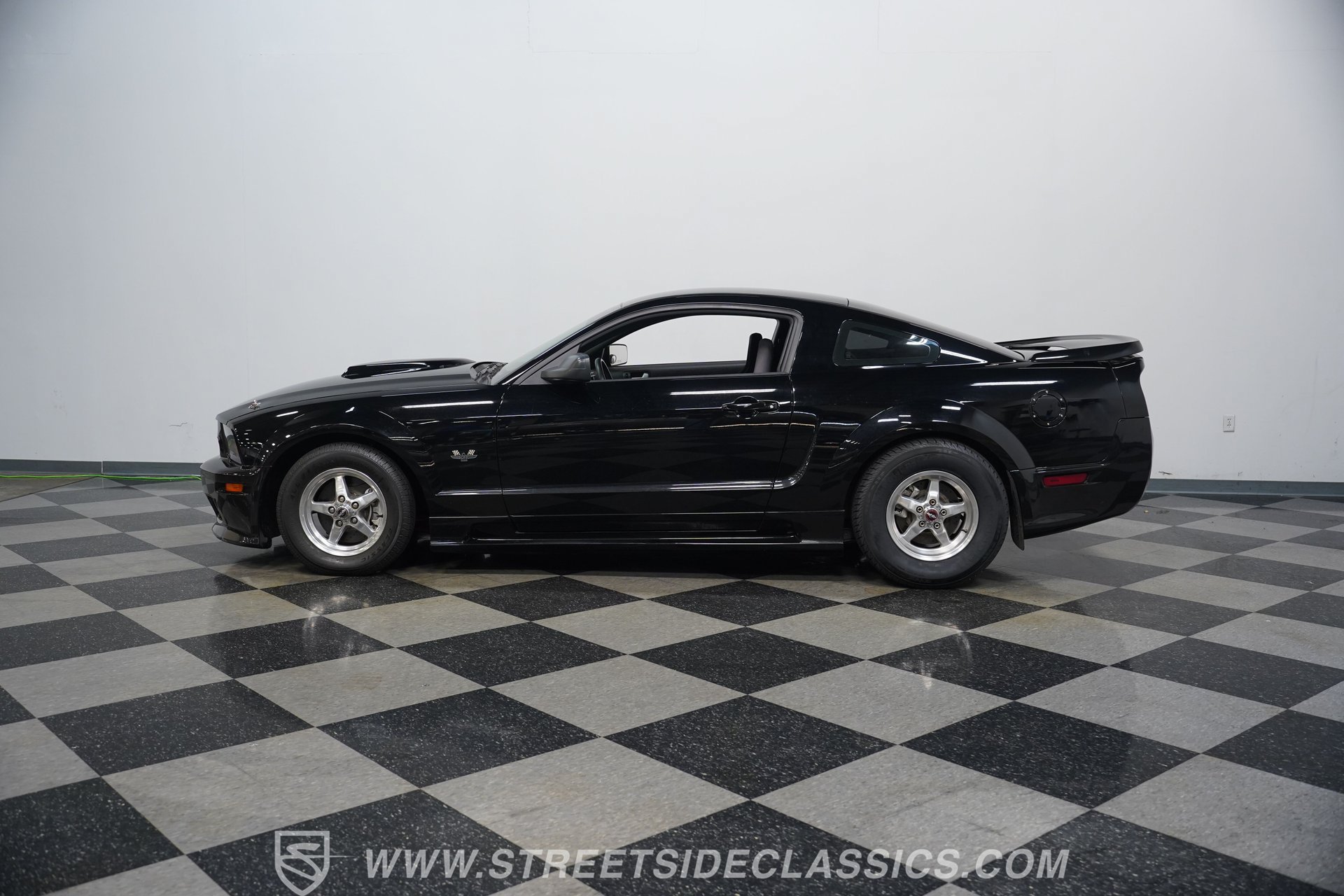 Used 2006 Ford Mustang GT RWD image 2