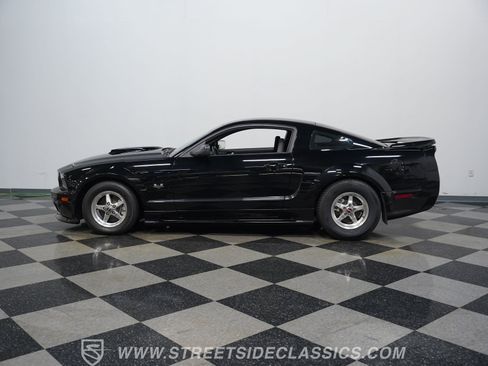 Used 2006 Ford Mustang GT RWD image 2