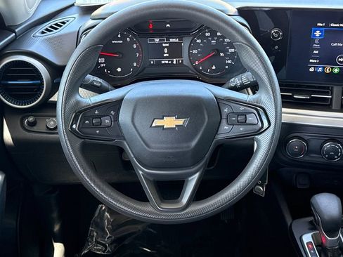 Used 2025 Chevrolet Trax LS FWD image 21