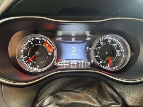 Used 2019 Jeep Cherokee Trailhawk AWD/4WD image 2