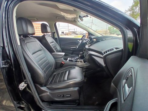 Used 2017 Ford Escape SE w/ SE Leather Comfort Package FWD image 9