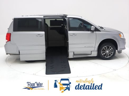 Used 2016 Dodge Grand Caravan SXT FWD image 2