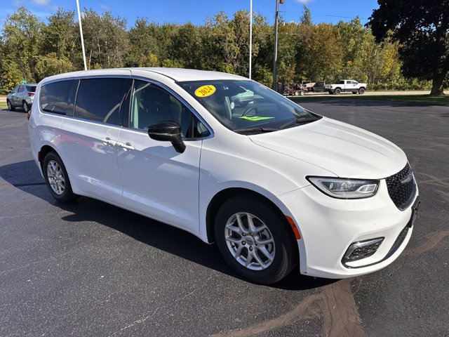 Used 2024 Chrysler Pacifica Touring-L FWD image 7