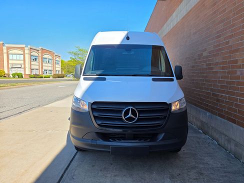 Used 2021 Mercedes-Benz Sprinter 2500 image 2