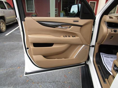 Used 2019 Cadillac Escalade ESV Platinum image 21