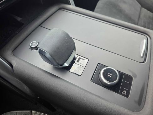 Certified 2024 Land Rover Discovery S image 31