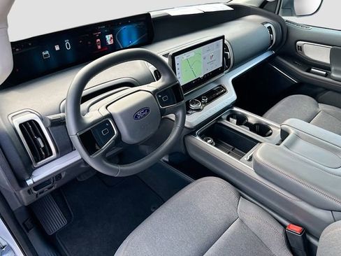 Used 2025 Ford Expedition Active RWD image 9