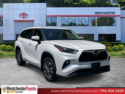 Used 2023 Toyota Highlander XLE AWD/4WD image 1