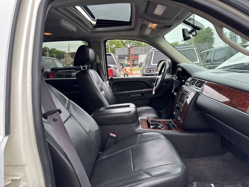 Used 2011 Chevrolet Avalanche LTZ AWD/4WD image 38