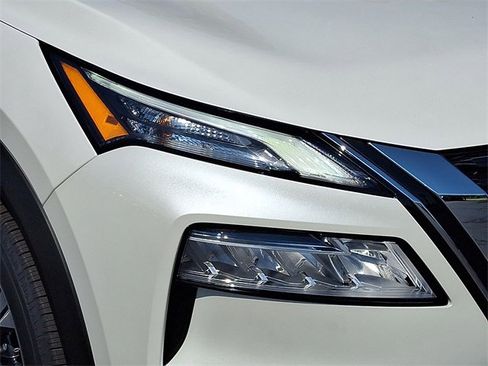 Used 2023 Nissan Rogue SV w/ SV Premium B Package image 9