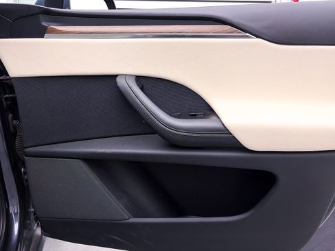 Used 2023 Tesla Model X image 30