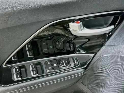 Used 2018 Kia Niro EX FWD image 15