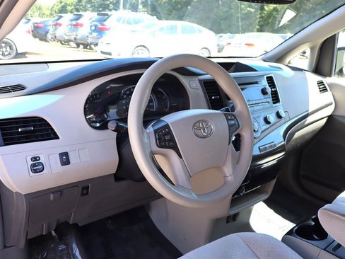 Used 2011 Toyota Sienna LE FWD image 15