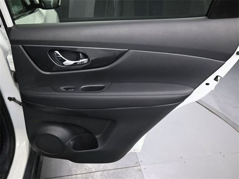 Used 2017 Nissan Rogue SV image 32