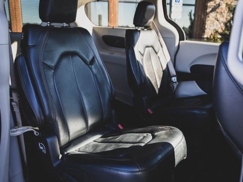 Used 2020 Chrysler Pacifica Touring-L image 33