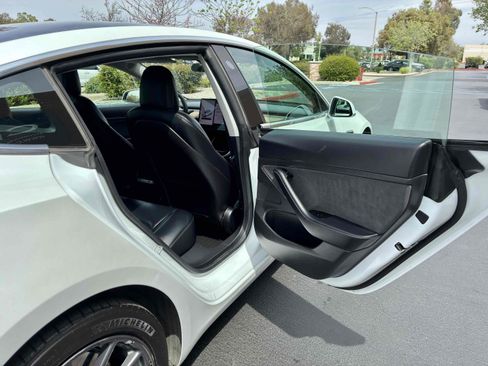 Used 2020 Tesla Model 3 Standard Range Plus image 36