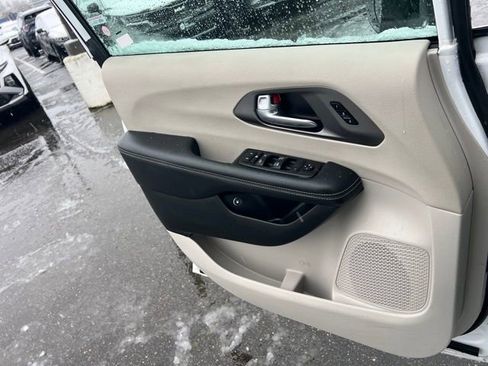Used 2024 Chrysler Pacifica Limited FWD image 17
