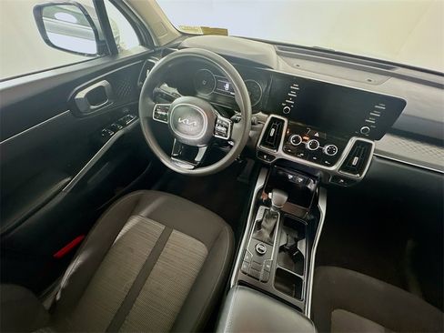 Used 2022 Kia Sorento LX image 9