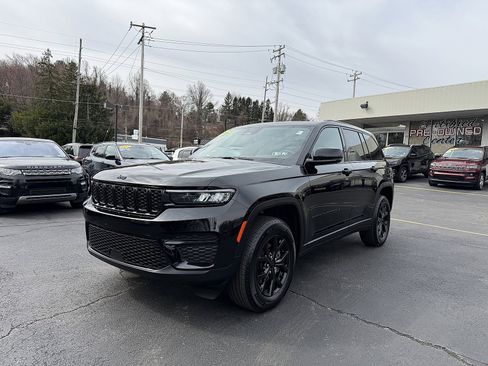 Used 2025 Jeep Grand Cherokee Altitude image 3