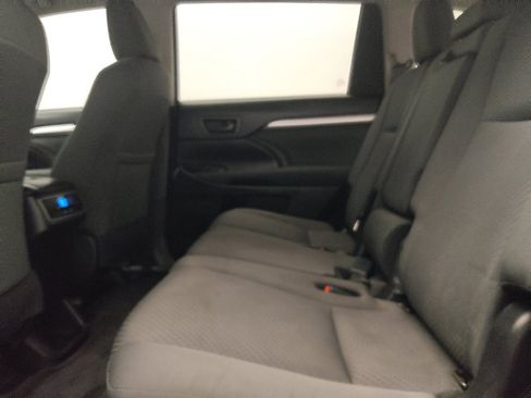 Used 2018 Toyota Highlander LE FWD image 18