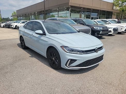 Used 2025 Volkswagen Jetta SE w/ Sunroof Package image 2