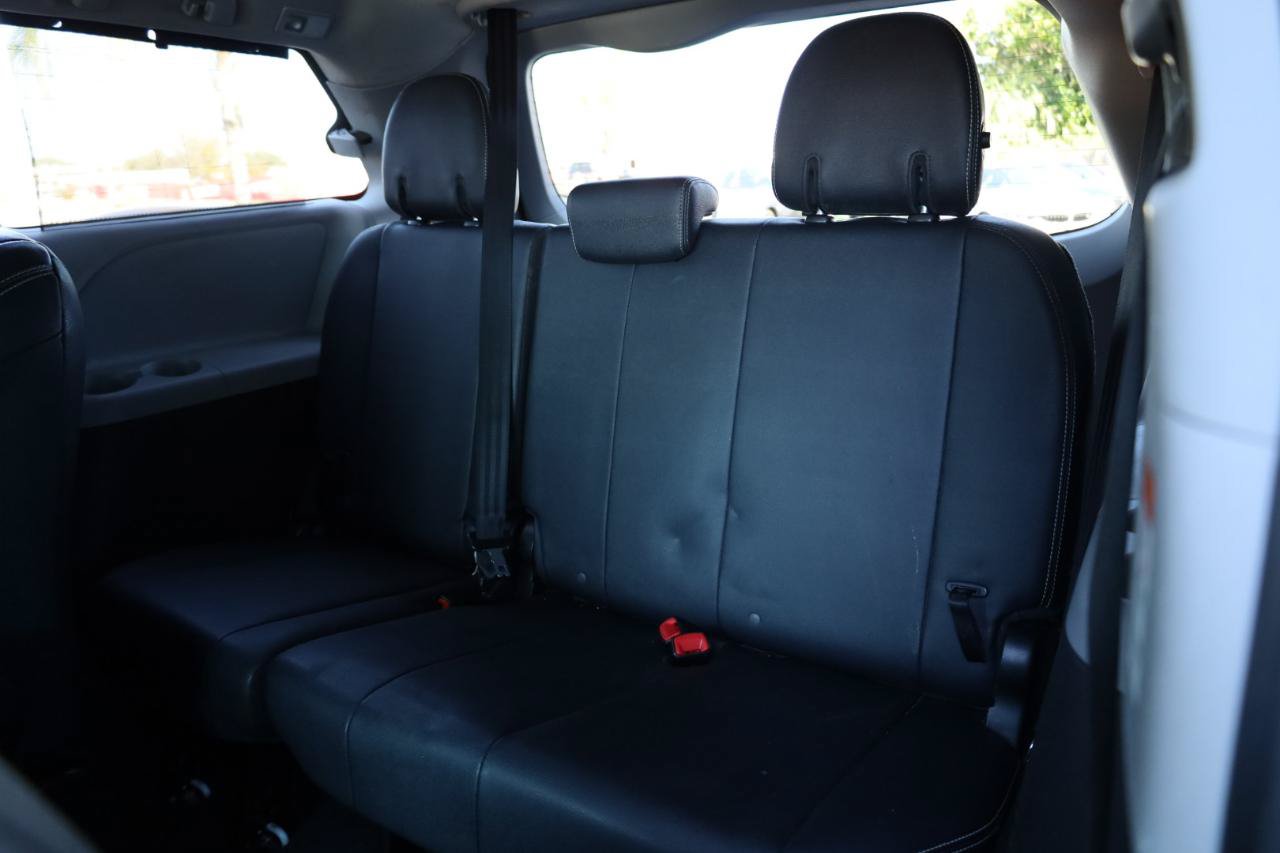 Used 2018 Toyota Sienna SE w/ SE Preferred Package FWD image 14