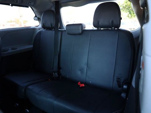 Used 2018 Toyota Sienna SE w/ SE Preferred Package FWD image 14