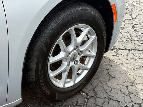 Used 2023 Chrysler Pacifica Touring-L FWD image 8