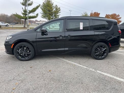 New 2026 Chrysler Pacifica Select image 16