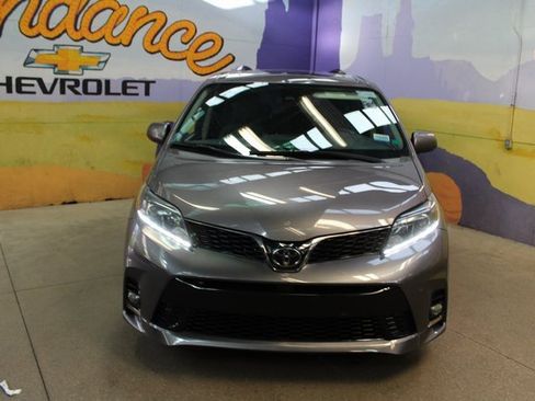 Used 2020 Toyota Sienna SE image 3