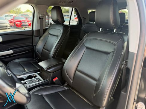 Used 2020 Ford Explorer XLT w/ Equipment Group 202A AWD/4WD image 14