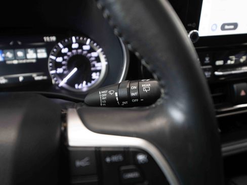 Used 2023 Toyota Highlander XLE image 14