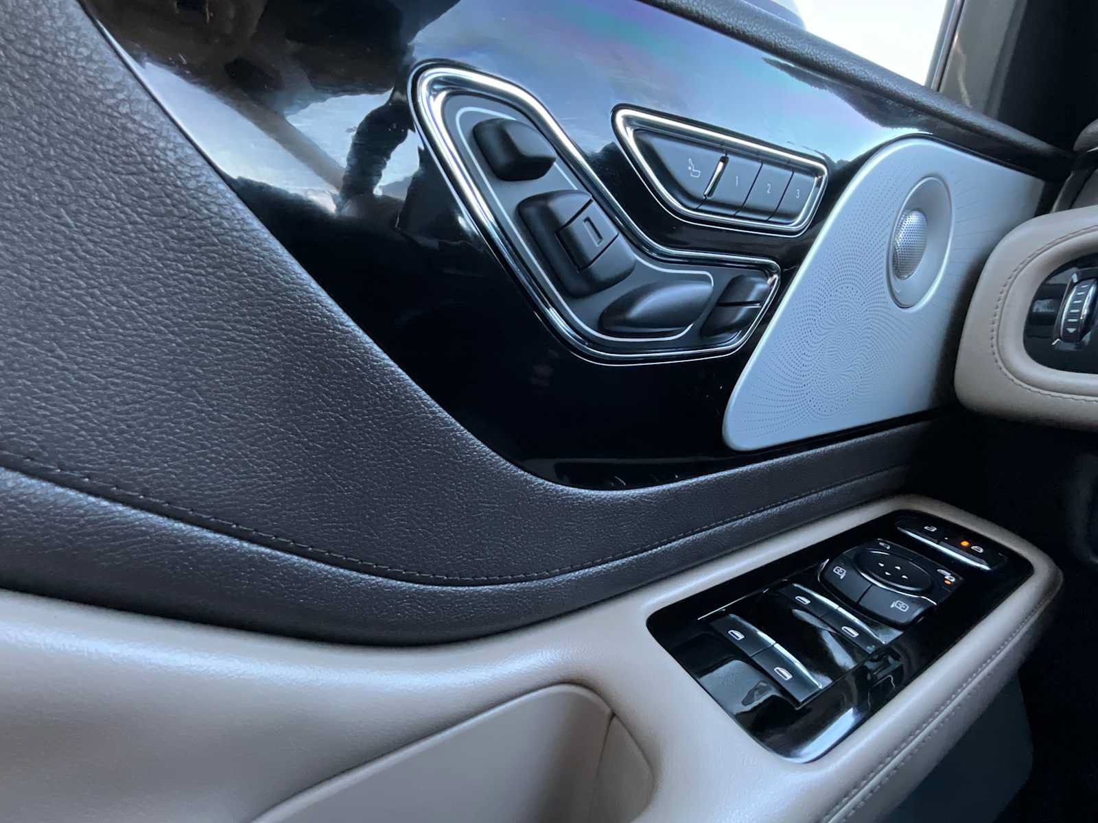 Used 2022 Lincoln Aviator Reserve w/ Equipment Group 201A AWD/4WD image 23
