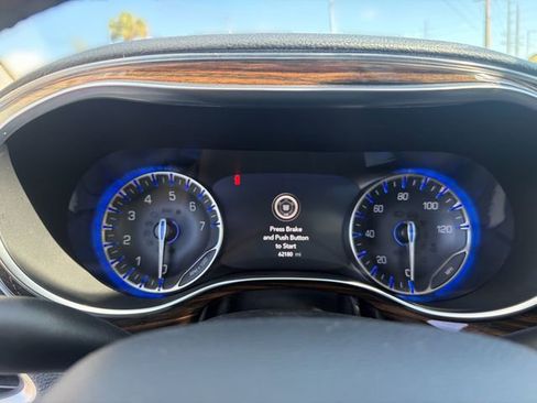 Used 2021 Chrysler Pacifica Limited AWD/4WD image 16