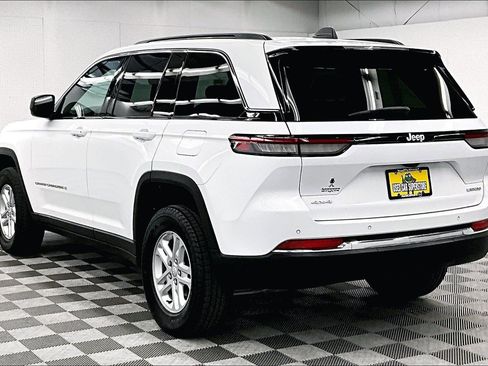 Used 2024 Jeep Grand Cherokee Laredo w/ Luxury Tech Group I AWD/4WD image 3