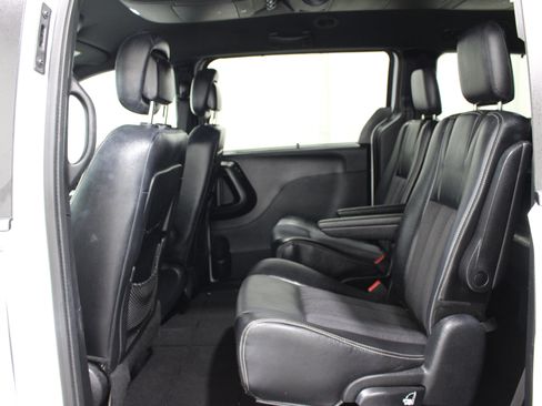 Used 2014 Chrysler Town & Country S FWD image 20