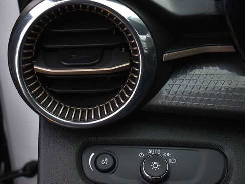 Used 2025 Chevrolet Trax ACTIV w/ Sunroof Package image 24