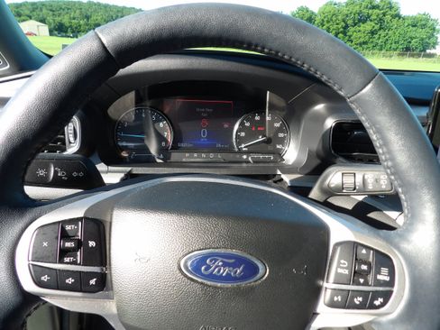 Used 2023 Ford Explorer XLT w/ Equipment Group 202A AWD/4WD image 13