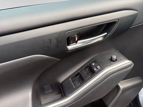 Used 2023 Toyota Highlander XLE FWD image 11